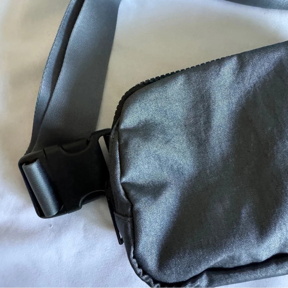 🖤 OG Lululemon Everywhere Belt Bag - Shiny Black - Picture 2 of 8